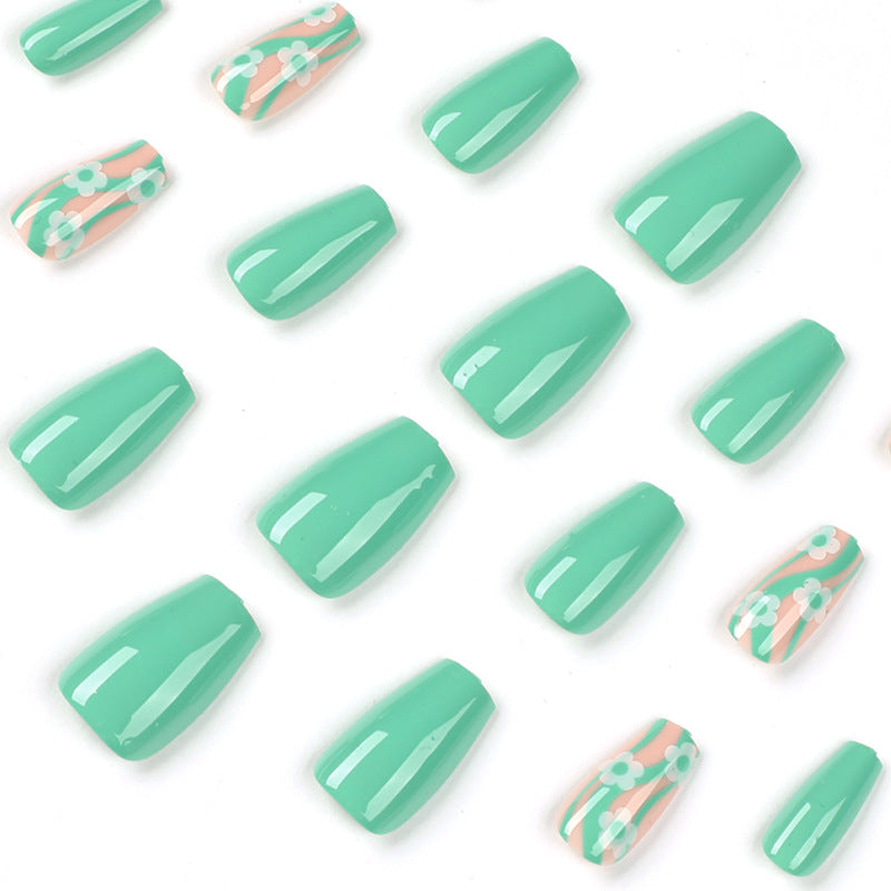 Kunstvolle Nagelverlängerungen im modernen floralem Design Brehn