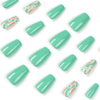 Kunstvolle Nagelverlängerungen im modernen floralem Design Brehn