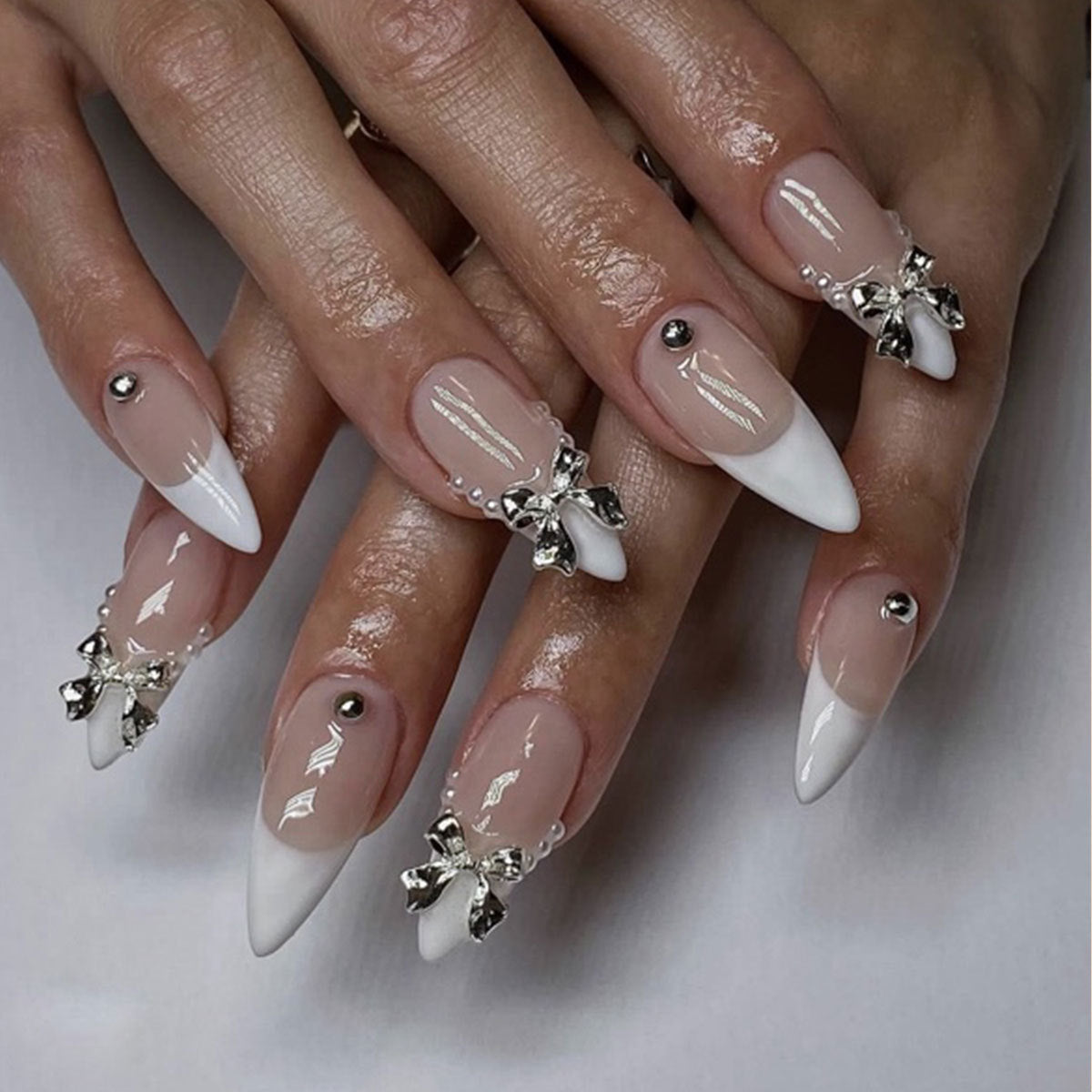 Elegante Stiletto Nagelkunst mit Strass-Akzenten Brehn