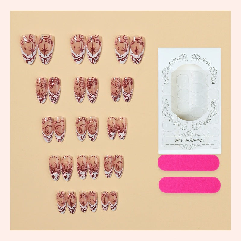 Kunstnagelset mit floralem Design und zarten Verzierungen Brehn