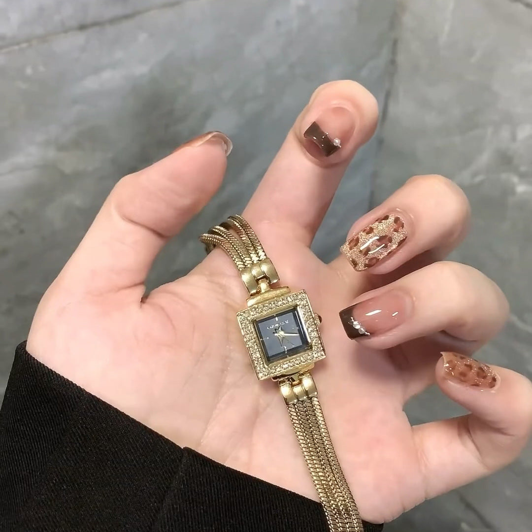 Elegante Armbanduhr mit Quadratischem Zifferblatt und Luxuriöser Mesh-Band Brehn