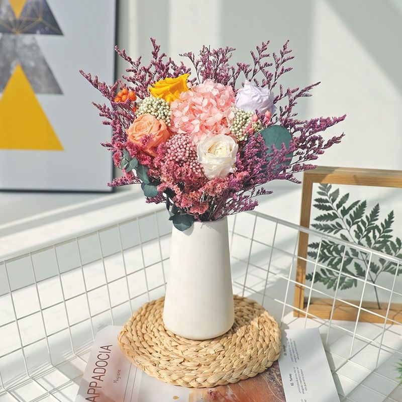 Eleganter Trockenblumenstrauß mit dekorativer Vase