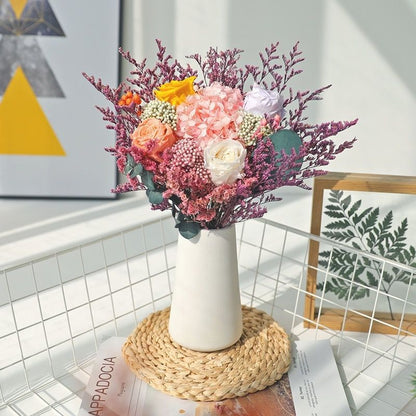 Eleganter Trockenblumenstrauß mit dekorativer Vase