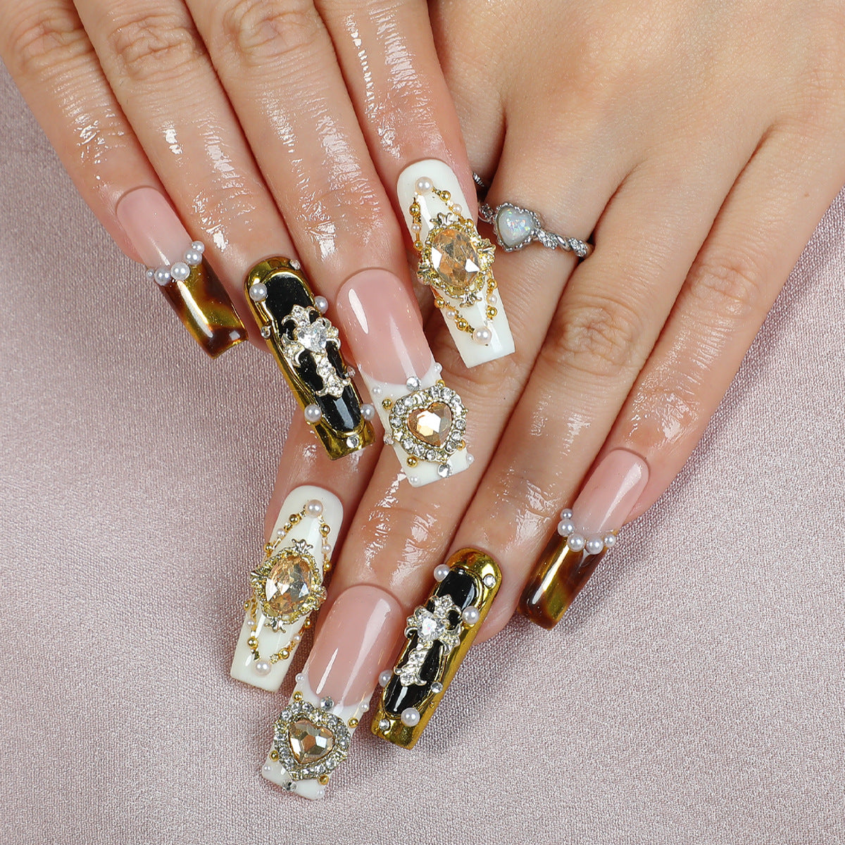 Kunstnagelset mit exquisiten Verzierungen Brehn