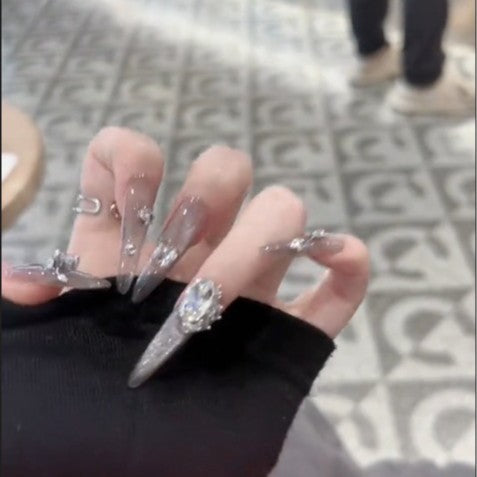 Glamouröse Kunstnägel mit Strassakzenten Brehn