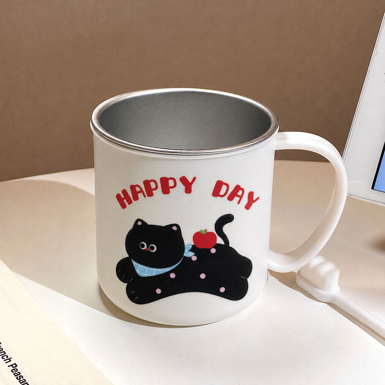 Keramiktasse mit Verspieltem Katzenmotiv und Fröhlichem Schriftzug Brehn