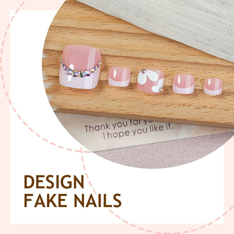 Kreatives Kunstnagelset mit eleganten Blumen-Designs und Glitzerakzenten Brehn