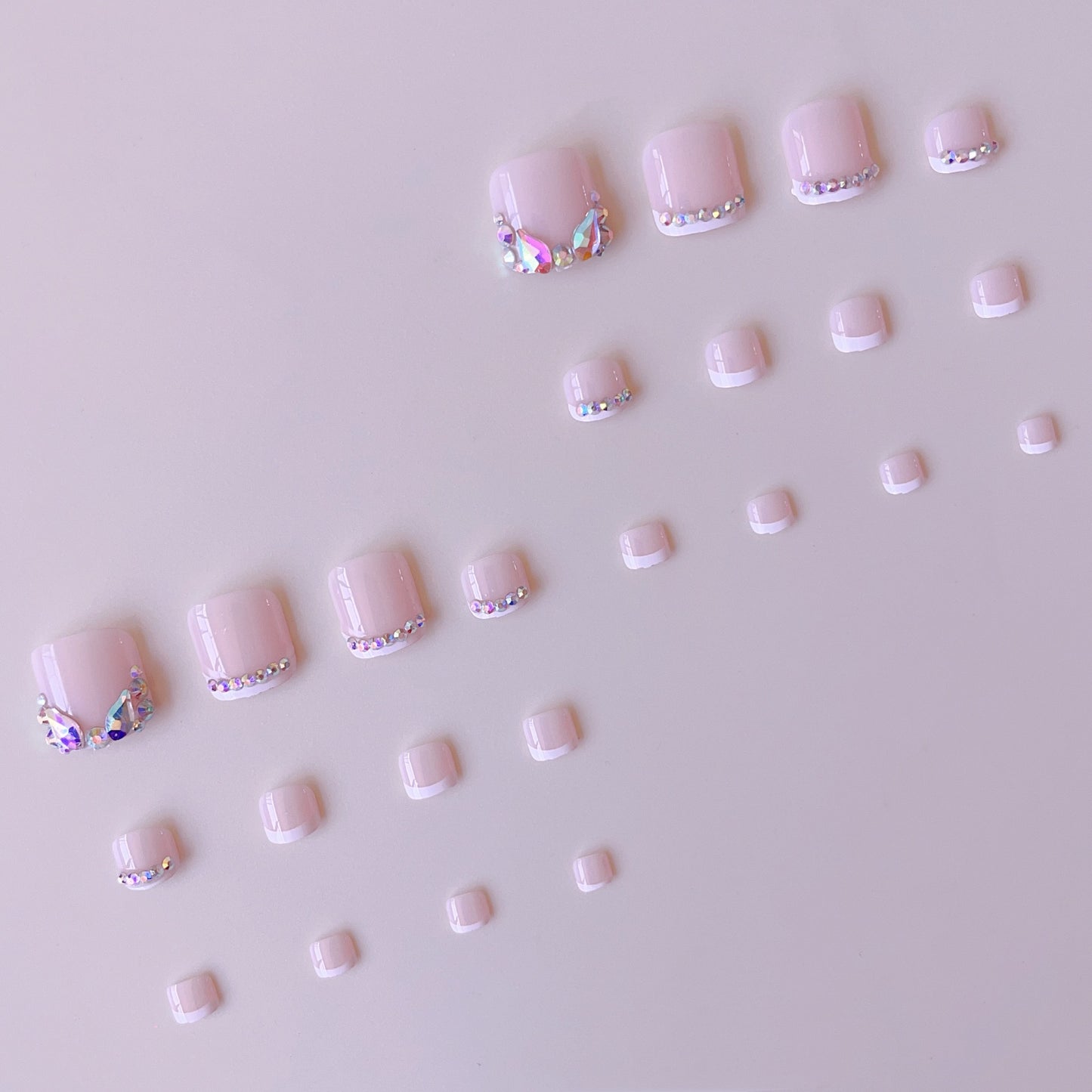 Kunstnagel-Set mit glitzernden Strassdetails und französischer Spitze Brehn