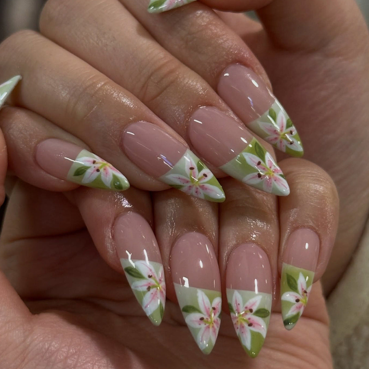 Kunstfingernägel mit Handgefertigten Floralen Verzierungen Brehn