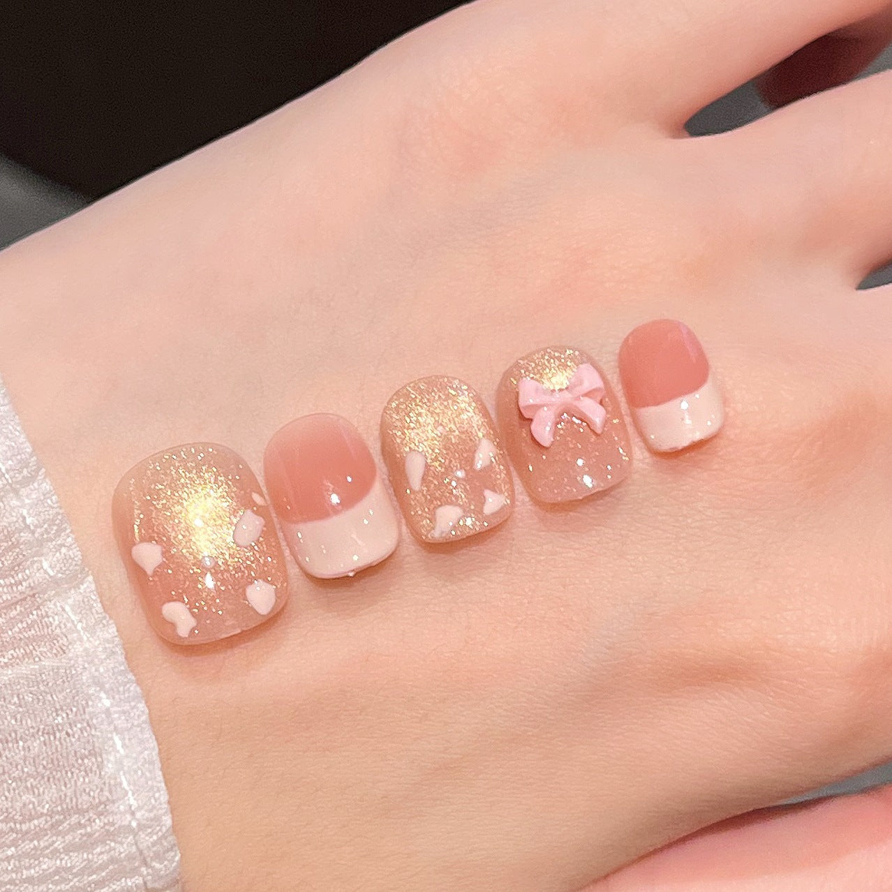 Künstlerisches Nageldesign mit niedlichen Schleifen Brehn