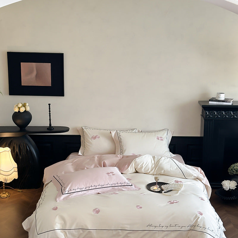 Umkehrbares Seidenglanz-Duvet-Cover-Set mit Blütenblatt-Print und Kissenbezügen mit Schriftkante