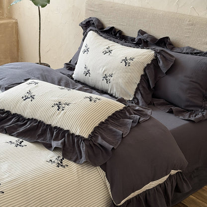 Gestreiftes besticktes Rüschende Bettbezug-Set mit frilly Kante und Kissenbezügen