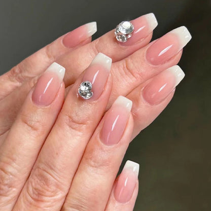 Kunstvolle Nagelverlängerungen mit elegantem French-Tip und Strassverzierungen Brehn