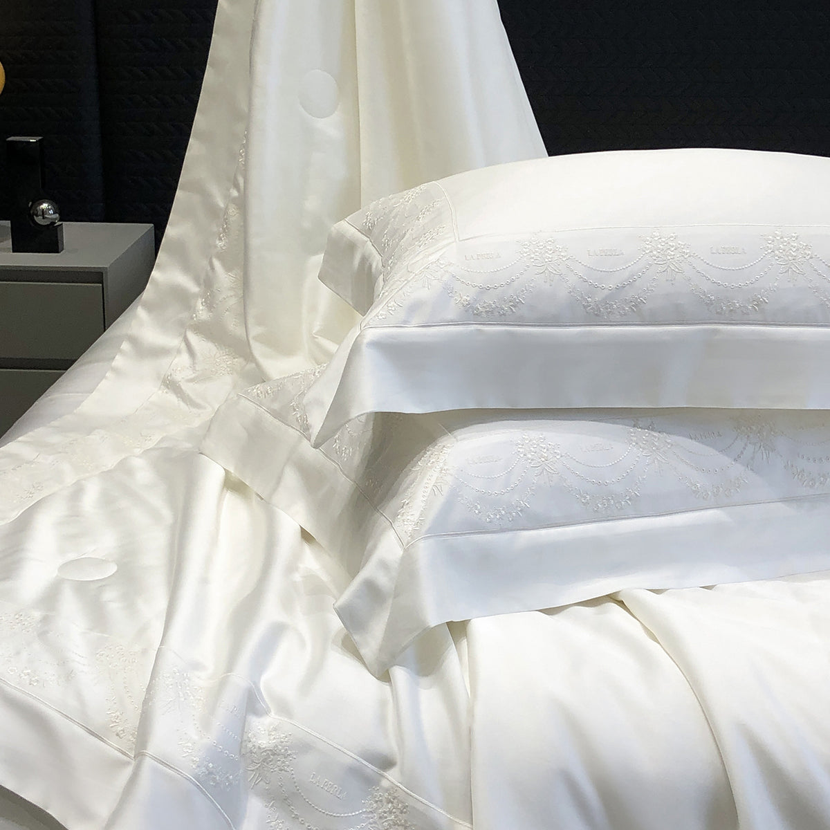Satin-Bettbezug- und Kissenhüllen-Set mit feiner Jacquard-Stickerei und Hotelfinish