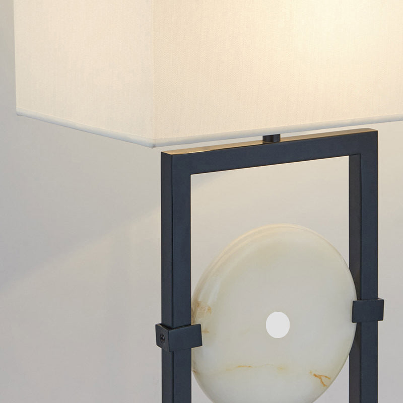 Zeitgenössische Tischlampe mit elegantem geometrischen Design
