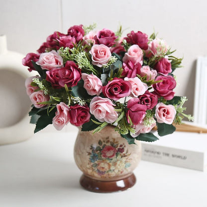 Lebensechte Blumenarrangement in modernem Vase