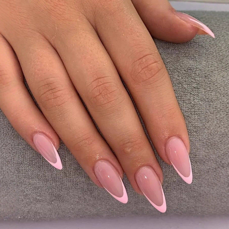 Elegante Stiletto Kunstnägel mit Filigranem French-Tip Brehn