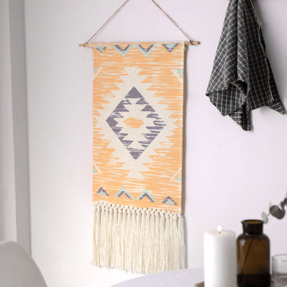 Gewebte Boho-Wandtapisserie im Ethno-Design mit langen Fransen und Holzstab Brehn