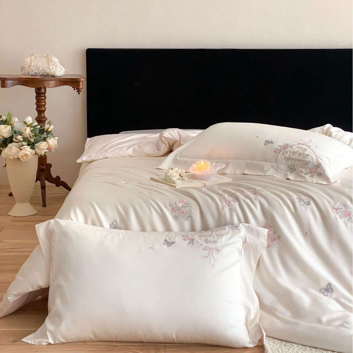 Luxuriöses besticktes Baumwollsatin-Bettwäsche-Set mit zarten Schmetterlings- und Blumenapplikationen