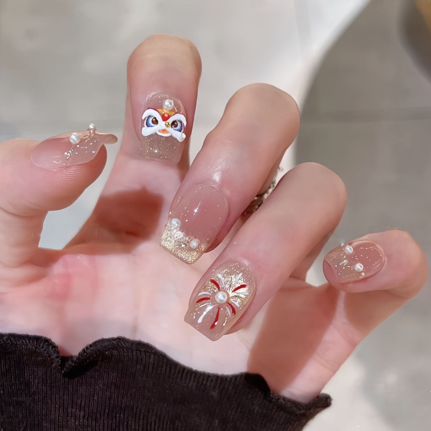 Kunstnägel mit Eleganten Perlen- und Blütenakzenten Brehn