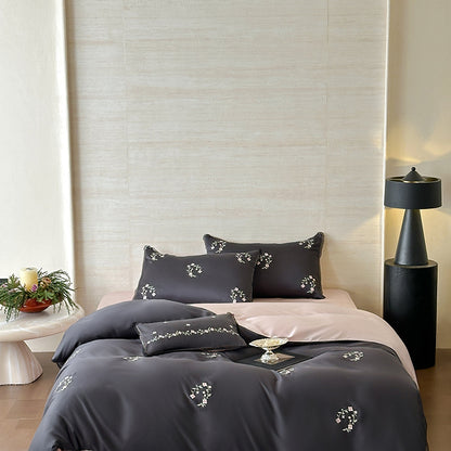 Besticktes wendbares Satin-Bettbezug-Set mit dekorativen Kissenbezügen