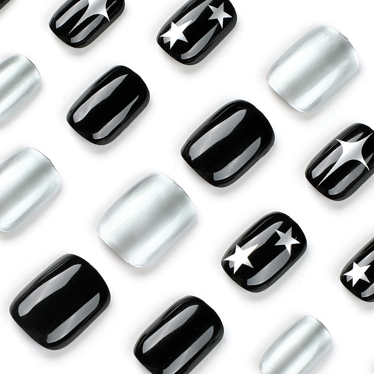 Kunstvolle Nagelkunst mit Metallic- und Sternenmotiven Brehn