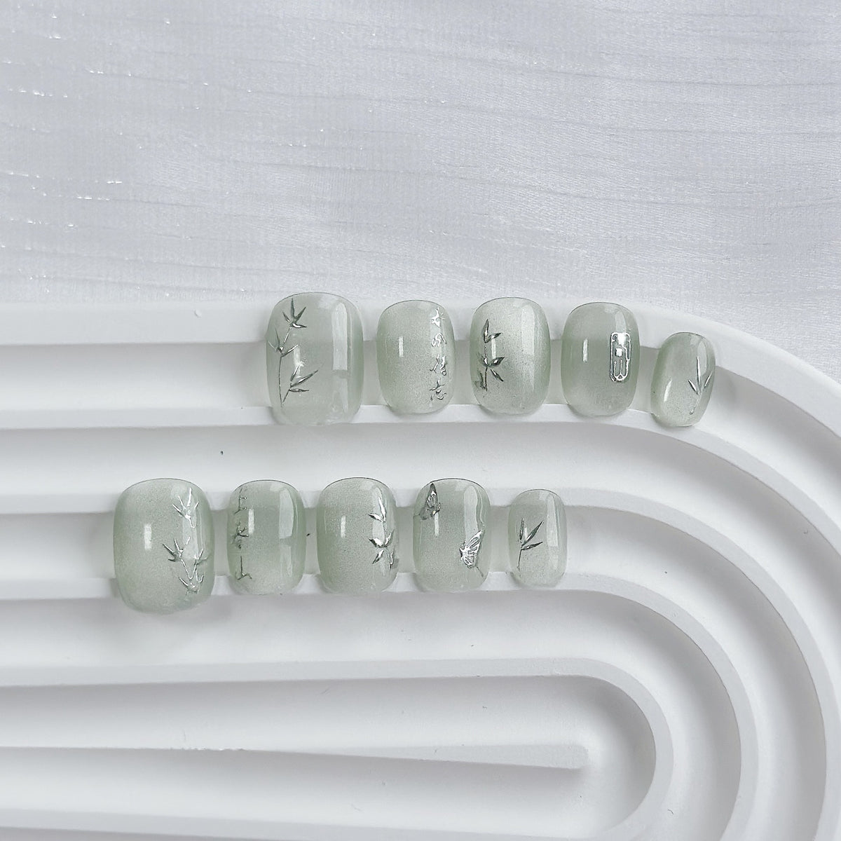 Künstlerisches Press-On Nagelkunstset mit Herz- und himmlischen Designs
