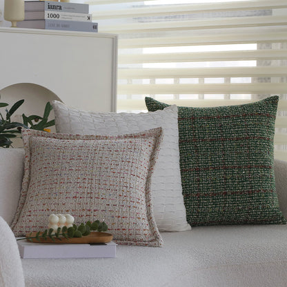 Quadratischer Bouclé-Kissenbezug im Tweedstil mit dezentem Multicolor‑Tufting Brehn