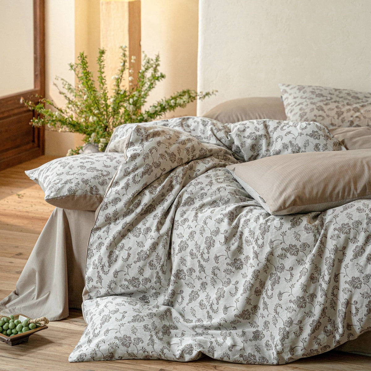 Duvetbezug-Garnitur aus Baumwoll‑Renforcé mit feinem Toile‑Blumenmuster und extraweichem Jersey‑Spannbettlaken