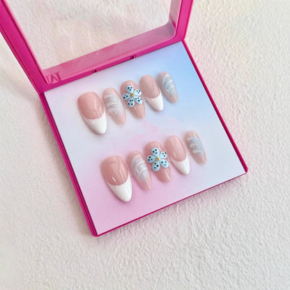 Dekoratives Press-On Nagelkunst-Set mit floralen und Nageldesign-Akzenten
