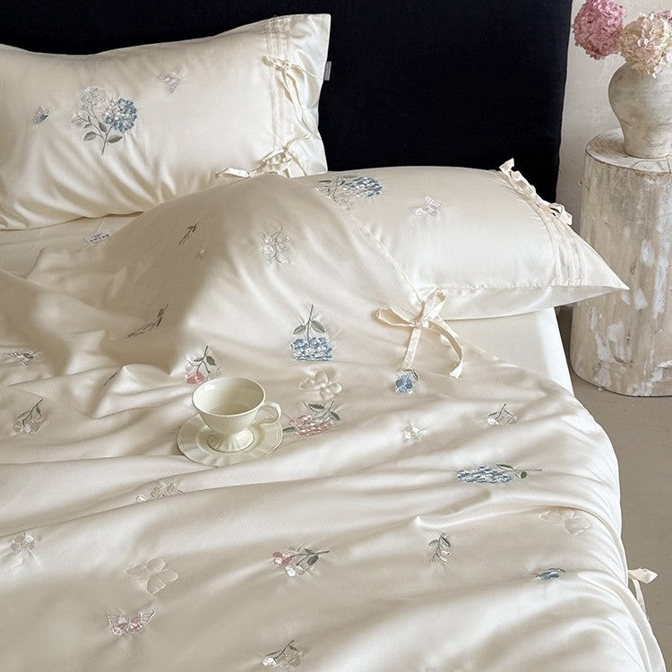 Besticktes Satin-Bettüberwurf-Set mit Bindebändern und seidig-glänzender Oberfläche