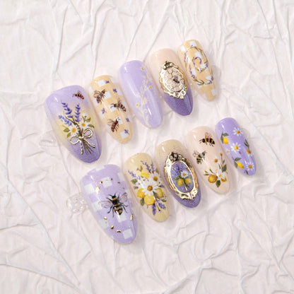 Floral-inspiriertes Press-On-Nagelkunst-Set Brehn