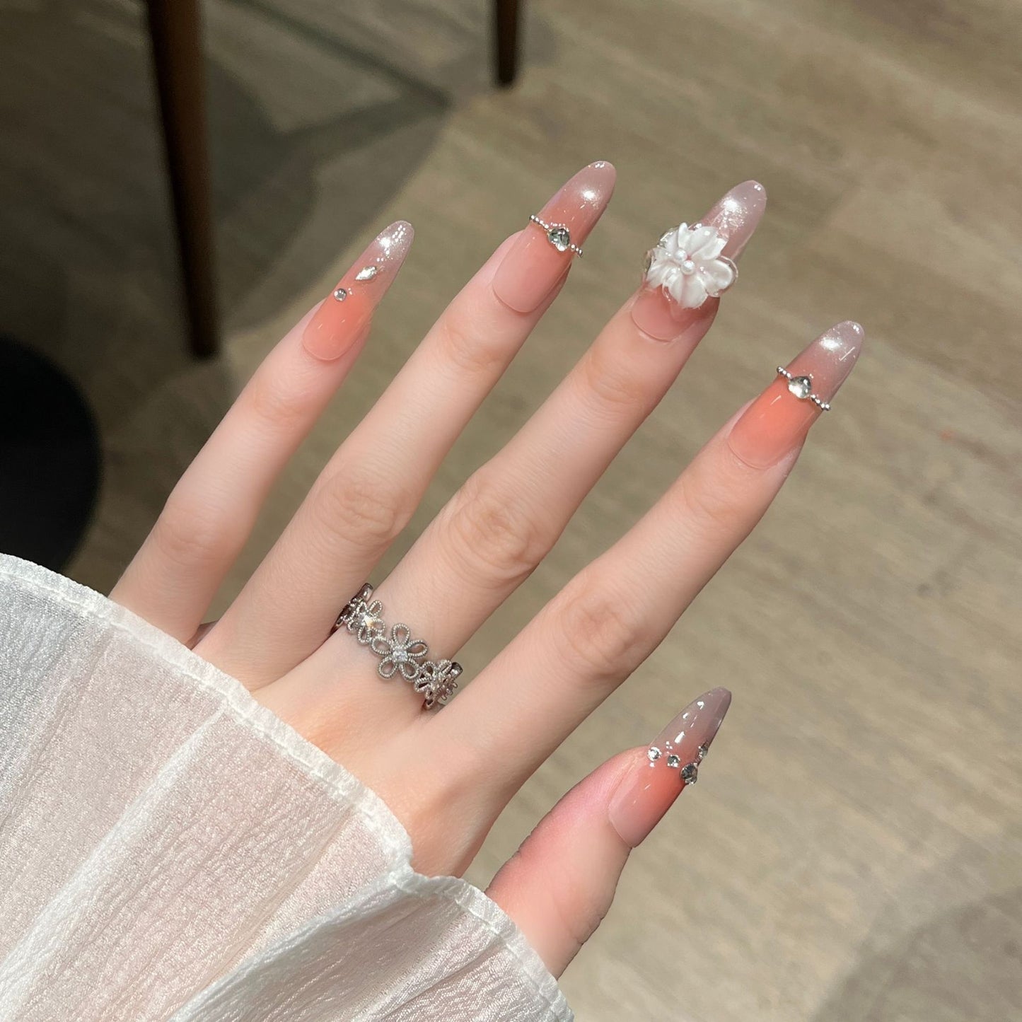 Elegante floral-verzierte Press-On Nagelkunst Brehn