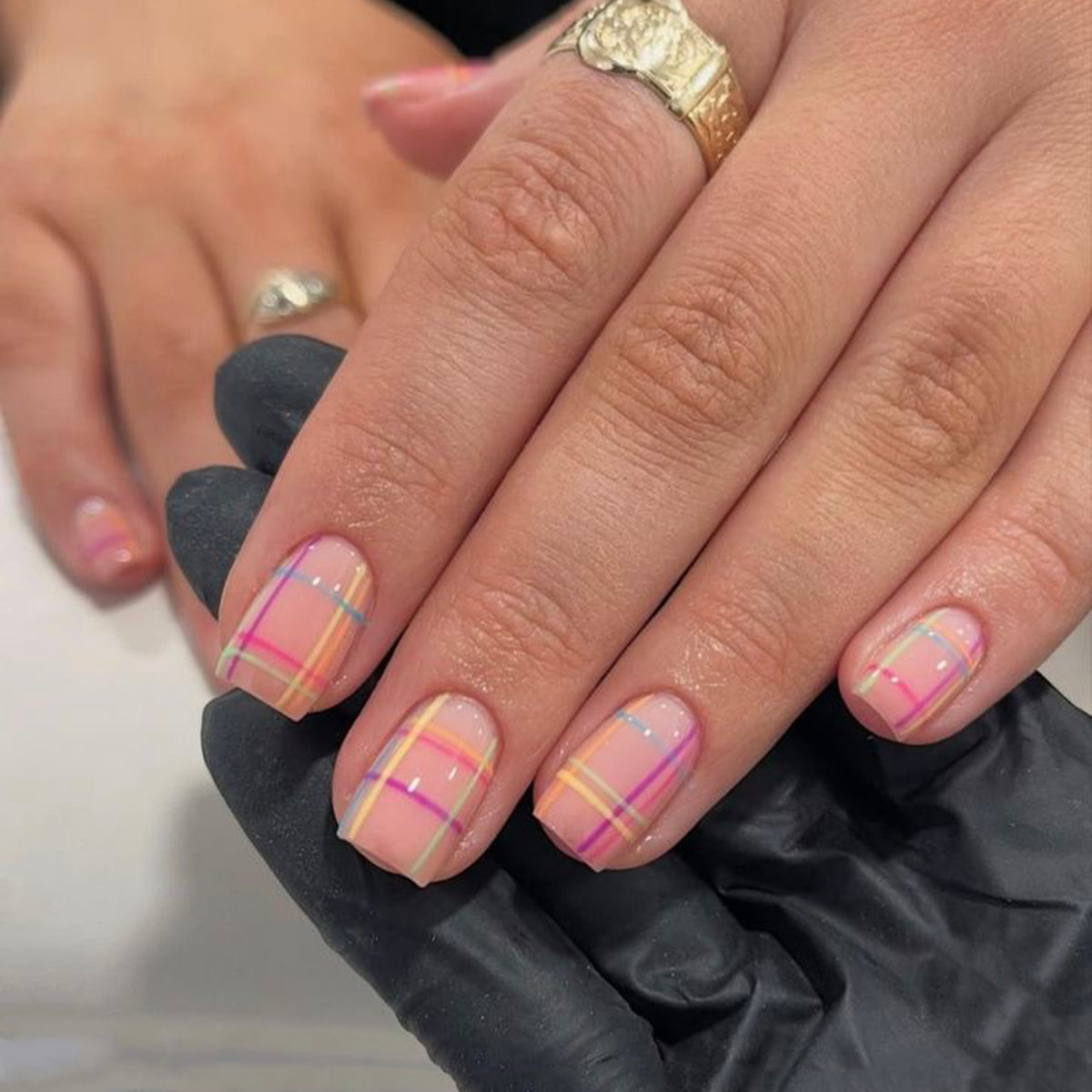 Kunstvolle Nagelkunst mit modernem Karomuster Brehn