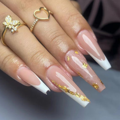 Kunstvolle Stiletto-Nägel mit Glitzer- und Glanzakzenten Brehn