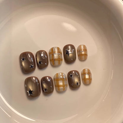 Künstlerisches Nagelkunst-Set mit einzigartigen Sterne- und Karodesigns