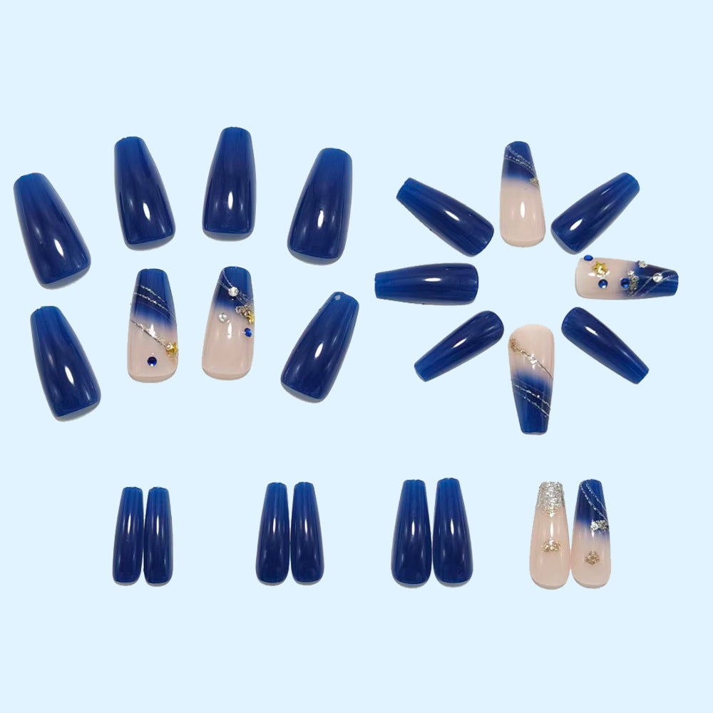 Glamouröse Nagelkunst mit Glitzer- und Blumenakzenten Brehn