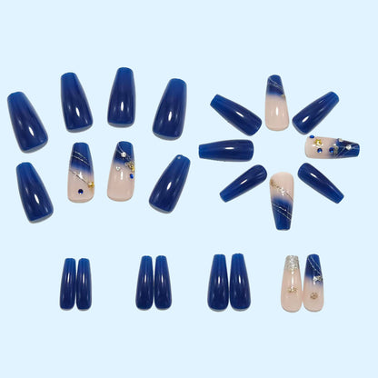 Glamouröse Nagelkunst mit Glitzer- und Blumenakzenten Brehn