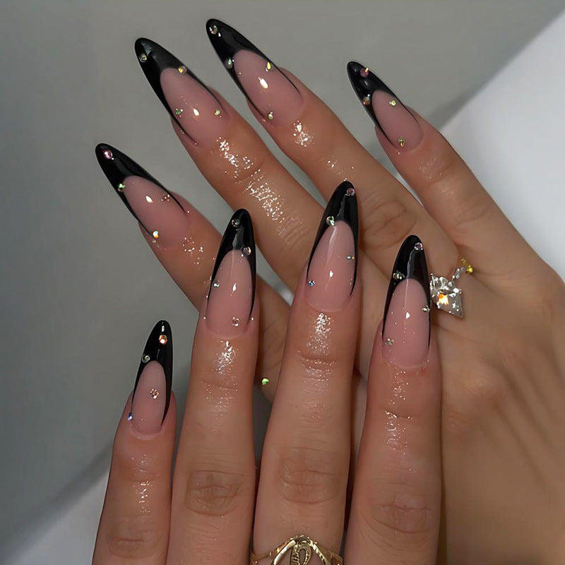 Kunstnagelset mit eleganten Spitzen und Glamourösen Verzierungen Brehn
