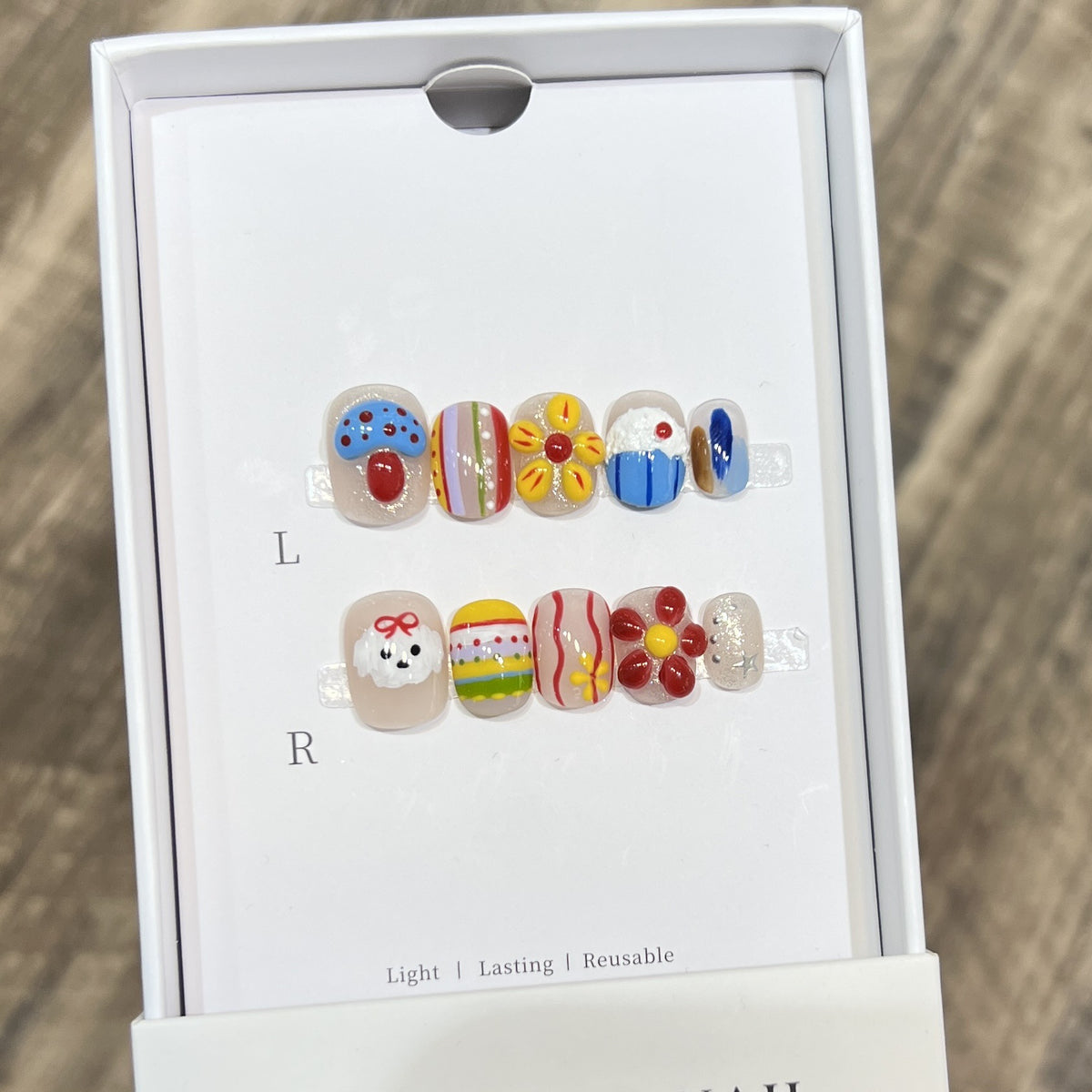 Dekoratives Press-On Nagelkunstset mit lustigen und verspielten Designs Brehn