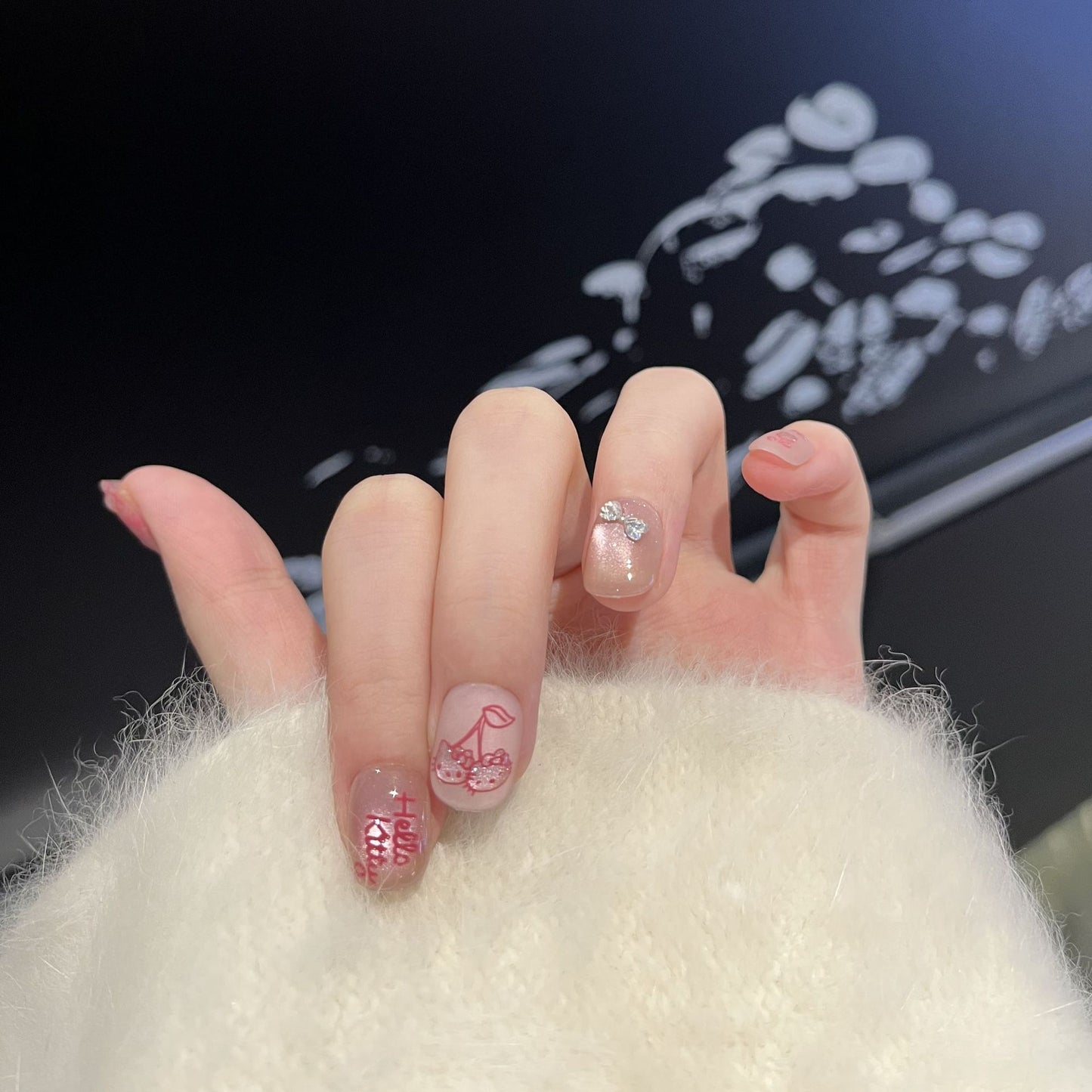 Dekoratives Press-On Nagelkunstset mit Kirschen- und Schleifenakzenten Brehn