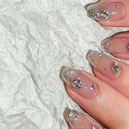 Kunstnagelset mit extravaganten Glitzer- und Kristallverzierungen Brehn
