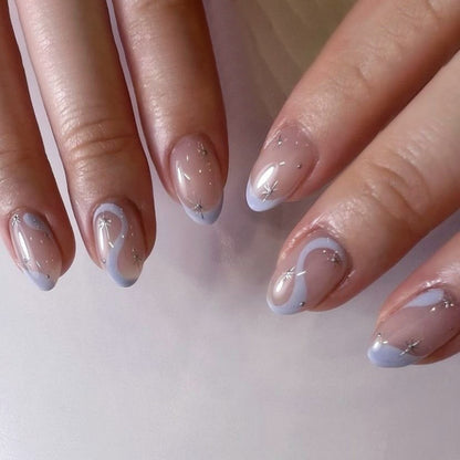 Kunstvolle Nagelkunst mit eleganten Wellenlinien und Glitzereffekten Brehn