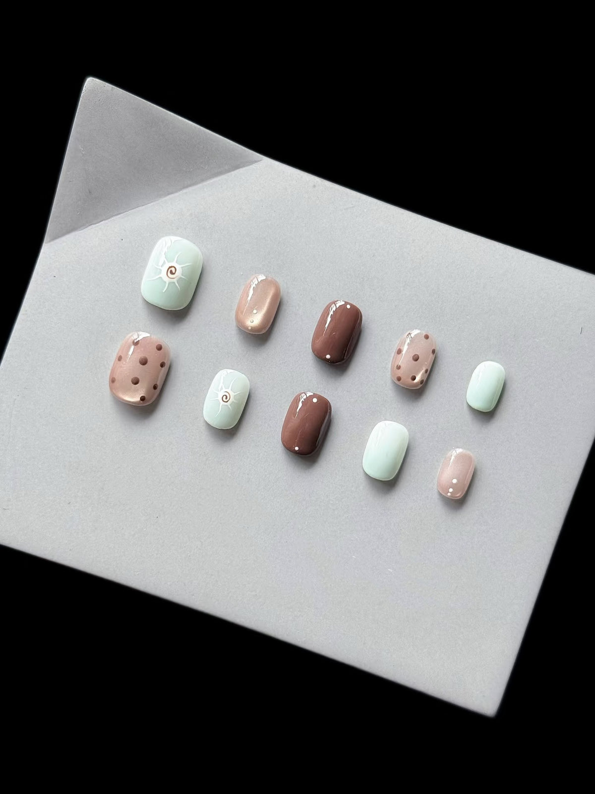 Dekorativer Press-On Nagelset mit einzigartigen künstlerischen Designs