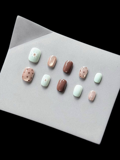 Dekorativer Press-On Nagelset mit einzigartigen künstlerischen Designs
