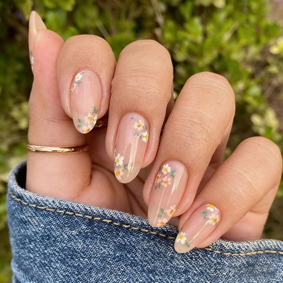 Kunstnagelset mit floralen Designs und natürlichem Look Brehn