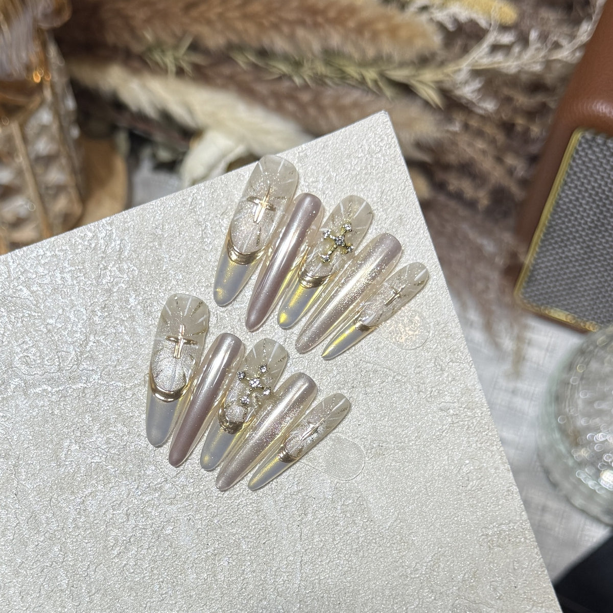 Glamouröse Stiletto Press-On Nail Set mit künstlerischen Akzenten Brehn