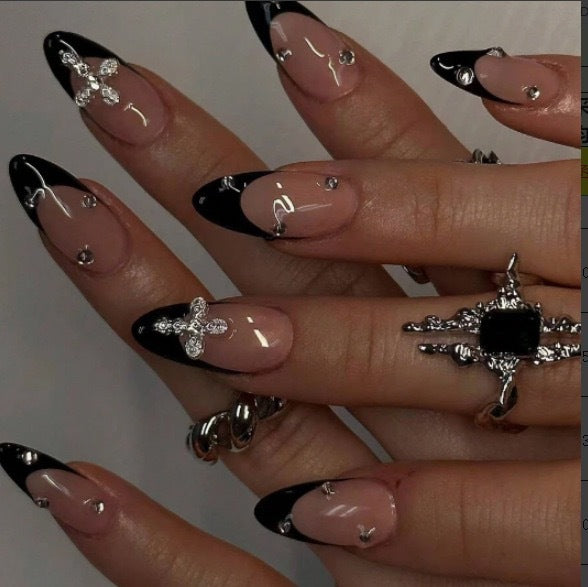 Kunstnagelset mit luxuriösem französischem Design und strahlenden Akzenten Brehn