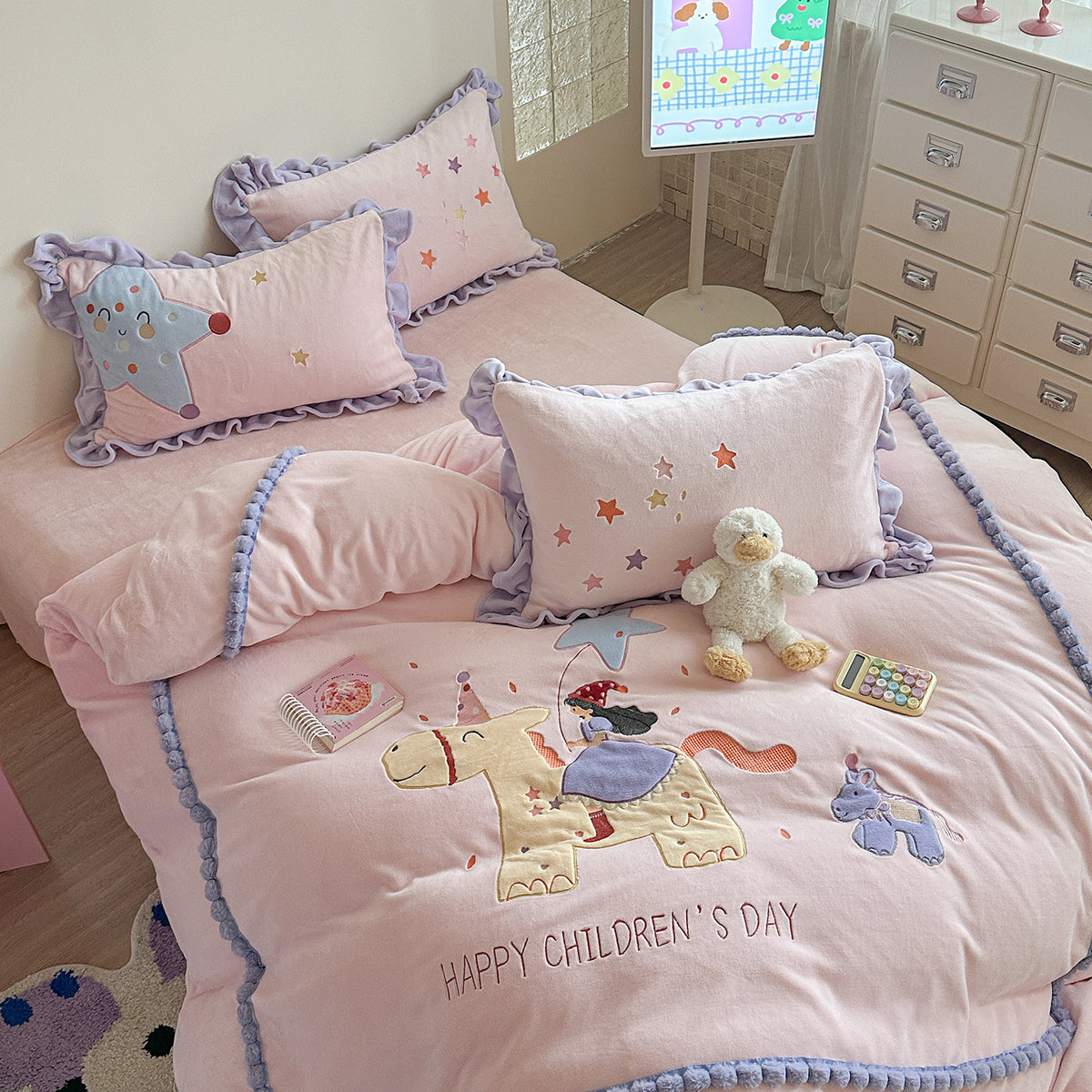 Kinderbettbezug-Set mit bestickten Rüschenschoner und Pom-Pom-Besatz