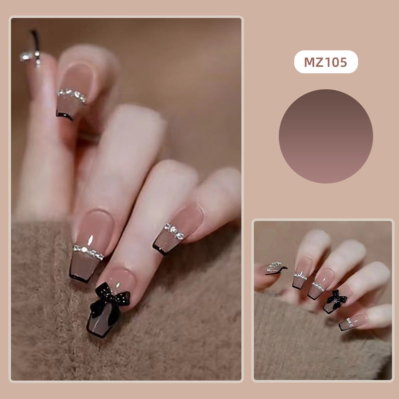 Elegantes Nageldesign mit Schleifen- und Strassdetails Brehn